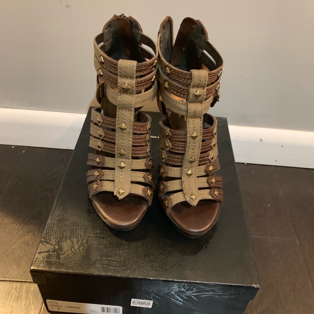 Dolce Vita “Fox” khaki sandal, SZ 7